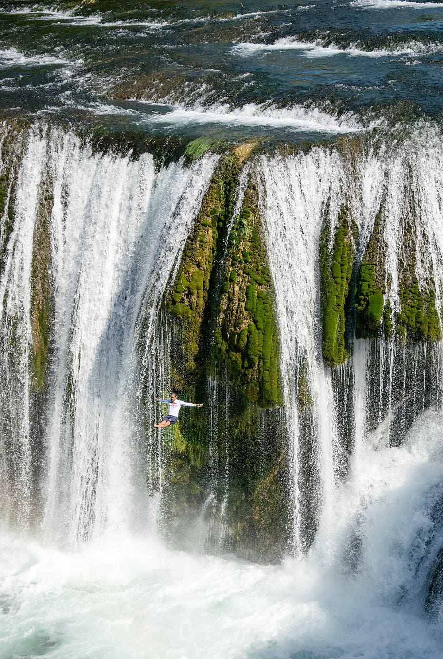 l'uomo ha buttato giù le cascate, uomo, immersione, cascate, acqua, movimento, cascata, scenics - natura, bellezza nella natura, spruzzi, sport, natura, lunga esposizione, mare, giorno, acqua corrente, sport acquatico, fare surf, persone, movimento sfocato, fluente, albero, all'aperto, potere in natura, 5K