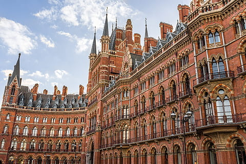 edificio classico, classico, costruzione, architettura, posto famoso, esterno dell'edificio, architettura ed edifici, Europa, posizioni di viaggio, destinazioni di viaggio, struttura costruita, scena urbana, punti di riferimento, palazzo, città, nuvola - cielo, nessuno, all'aperto, cielo, Inquadratura dal basso, giorno, finestra, natura, Torre, il passato, viaggio, storia, quartiere residenziale, stile gotico, appartamento, ornato, guglia, 2K