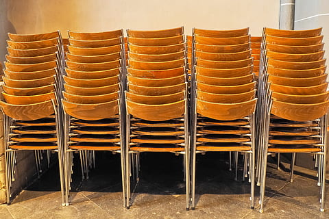 stoelen, gestapeld, stack, laag, patroon, kleuren van de natuur, opgestapeld, hout, zitmeubelen, zitten, opgesteld, in een rij, eten en drinken, geen mensen, grote groep objecten, binnenshuis, stoel, arrangement, zij aan zij, tafel, bestellen, stilleven, bedrijf, voedsel, afwezigheid, voedings- en drankenindustrie, hout - materiaal, herhaling, leeg, 4K, CC0, publiek domein, royaltyvrij