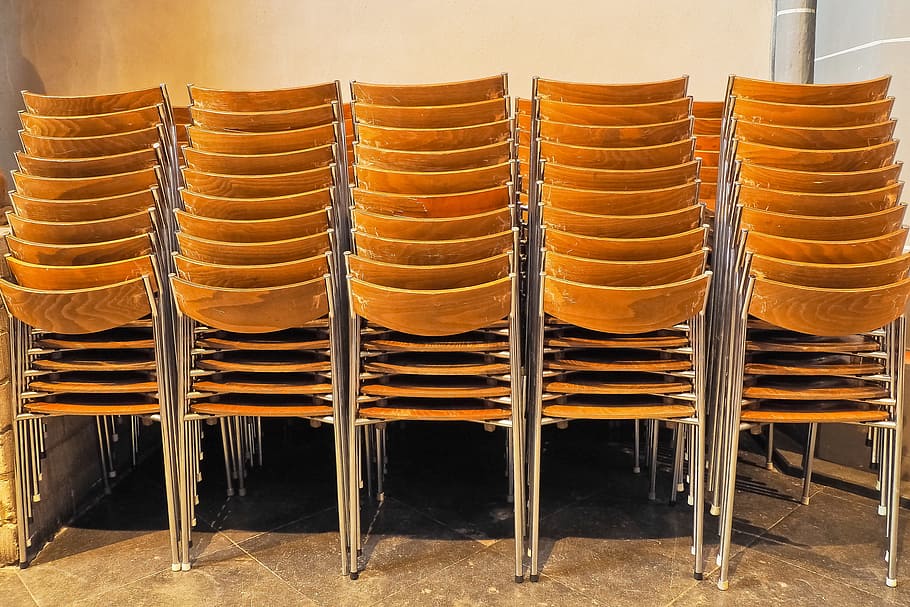 sedie, impilati, pila, strato, modello, colori della natura, accatastati, legna, posti a sedere, sedersi, allineato, di fila, cibo e bevande, nessuno, grande gruppo di oggetti, in casa, sedia, preparativi, posto a sedere, fianco a fianco, tavolo, ordine, natura morta, attività commerciale, cibo, assenza, industria alimentare e delle bevande, legno - materiale, ripetizione, vuoto, 4K