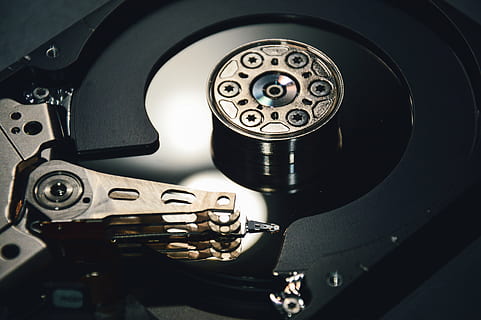 fermer, complexe, complexité, ordinateur, Les données, conduire, disque dur, enregistrer, serveur, espace de rangement, La technologie, à l'intérieur, personne, la communication, machinerie, lien, équipement, métal, nature morte, vue grand angle, fait par l'homme, partie machine, objet fabriqué par l'homme, objet unique, les média, style rétro, culture artistique et divertissement, se concentrer sur le premier plan, équipement électrique, 5K, CC0, domaine public, libre de droits