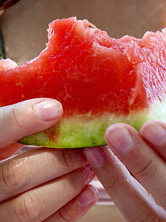 sandía, refresco, rojo, mordedura, delicioso, melón, comer, sano, pulpa, jugoso, dulce, saciar la sed, manos, uñas, dedo, mano humana, mano, parte del cuerpo humano, comida y bebida, comida, alimentación saludable, Fruta, gente real, una persona, dedo humano, participación, de cerca, bienestar, frescura, centrarse en primer plano, persona irreconocible, parte del cuerpo, 4K, CC0, dominio público, libre de derechos