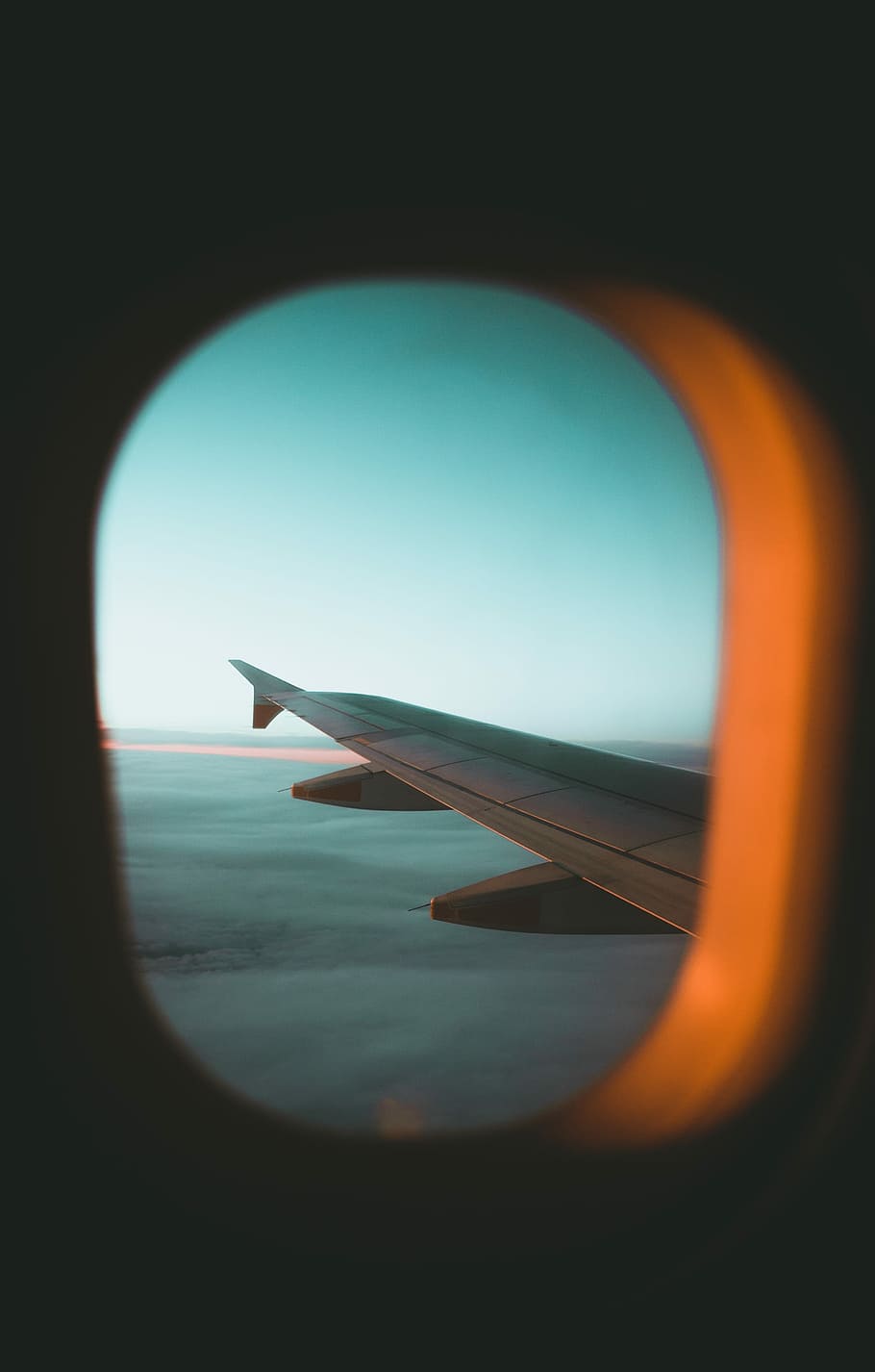 flyfløj, glas vindue, grå flyvemaskine, vinge, gennem vinduet, fly, himmel, Sky, vindue, blå, orange, rejse, udforske, flyve, flyvningen, luftfartøj, transportform, flyvinger, ingen mennesker, transportmidler, natur, køretøj interiør, gennemsigtig, flyvende, udendørs, skyfri himmel, dag, glas - materiale, fokusere på baggrund, 2K