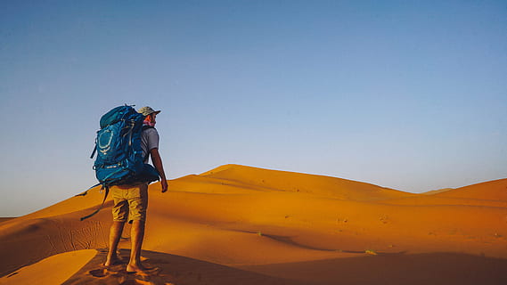 om, purtare, rucsac, permanent, deşert, albastru, desert, timpul zilei, natură, Duna de nisip, în aer liber, oameni, peisaj, o persoana, aventură, cer, teren extrem, spațiu copie, nisip, drumeții, Munte, scenics, zona de sălbăticie, doar adulți, doar femei, adult, lungime totală, doar o femeie, cer senin, scenice - natura, călătorie, teren, vedere laterală, destinații de călătorie, la distanta, climat, arid clima, 5K, CC0, domeniu public, fără drepturi de autor