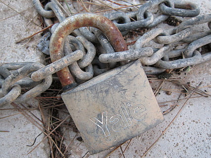 slott, kedja, hänglås, säkra, skydda, capping, integritetspolicy, gammal, stängd, stänga av, blockerad, säkerhet, låsa, metall, rostig, stål, järn - metall, styrka, förbindelse, dag, inget folk, närbild, högvinkelvy, utomhus, Spring ner, nedgång, försämring, föråldrad, natur, övergiven, järn, tilltrasslad, 4K, CC0, offentligt domän, royaltyfria