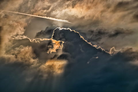 foto, raig crepuscular, cel, núvols, sol, raigs, fosc, formen núvols, humor, atmosfera, naturalesa, temps, tempesta, llum, foscor, núvol - cel, fons, escenics, cap gent, pista de vapor, bellesa a la natura, a l'aire lliure, vista d’angle baix, escenics - natura, posta de sol, tranquil·litat, escena tranquil·la, cloudscape, cel dramàtic, idíl·lic, dia, marc complet, medi ambient, contaminació de l'aire, meteorologia, 5K, CC0, domini públic, lliure de regalies