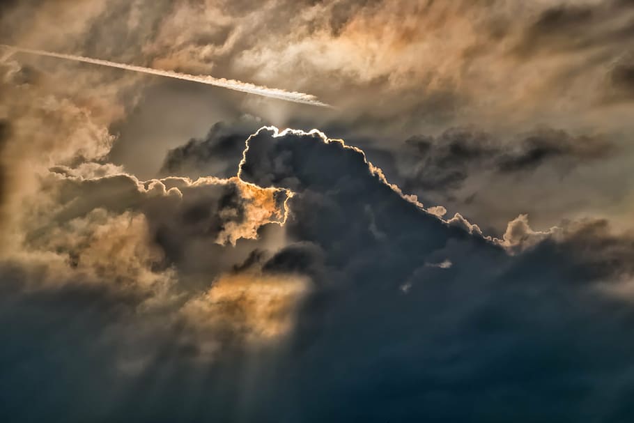 foto, raig crepuscular, cel, núvols, sol, raigs, fosc, formen núvols, humor, atmosfera, naturalesa, temps, tempesta, llum, foscor, núvol - cel, fons, escenics, cap gent, pista de vapor, bellesa a la natura, a l'aire lliure, vista d’angle baix, escenics - natura, posta de sol, tranquil·litat, escena tranquil·la, cloudscape, cel dramàtic, idíl·lic, dia, marc complet, medi ambient, contaminació de l'aire, meteorologia, 5K