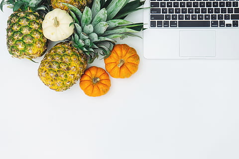 fotografi tampilan atas, nanas, labu, pencuci mulut, hidangan pembuka, buah, jus, tanaman, Bawang putih, laptop, apel, makanan dan minuman, makanan, makan sehat, kesegaran, sayur-mayur, komputer, kesejahteraan, dalam ruangan, teknologi, warna oranye, tidak ada orang, tembakan studio, meja, masih hidup, menyalin ruang, teknologi nirkabel, tepat di atas, keyboard, Jeruk, 5K, CC0, domain publik, bebas royalti