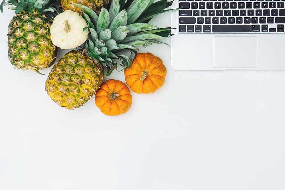 fotografia dall'alto, ananas, schiacciare, dolce, aperitivo, frutta, succo, raccolto, aglio, zucca, il computer portatile, Mela, cibo e bevande, cibo, mangiare sano, freschezza, verdura, computer, benessere, in casa, tecnologia, colore arancione, nessuno, girato in studio, tavolo, natura morta, copia spazio, tecnologia wireless, direttamente sopra, tastiera, arancia, 5K