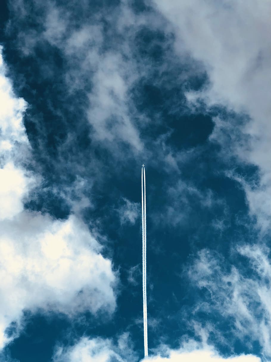 Weiß, Flugzeug, mitte, Luft, Düsenflugzeug, wolkig, Blau, Himmel, Ebene, Fernweh, Wolke, Reise, Flugzeugspur, Linie, Geschwindigkeit, minimal, Flug, fliegend, fliegen, iphone 8 plu, wolke - himmel, Flachwinkelansicht, keine Leute, Natur, Tag, Rauch - physische Struktur, Kondensstreifen, draußen, Schönheit in der Natur, weiße Farbe, Szenen - Natur, Ruhe, ruhige Szene, Hintergründe, Umgebung, Bewegung, Vollbild, Verschmutzung, 4K