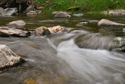 riu, aigua, flux, ràpid, pedres, naturalesa, corrent, cascada, bosc, a l'aire lliure, aigua que flueix, rock - object, escenics, paisatge, que flueix, rock, moviment, bellesa a la natura, escenics - natura, sòlid, moviment borrós, dia, cap gent, exposició llarga, terra, arbre, davant del mar, rierol: aigua que flueix, poder a la natura, 2K, CC0, domini públic, lliure de regalies