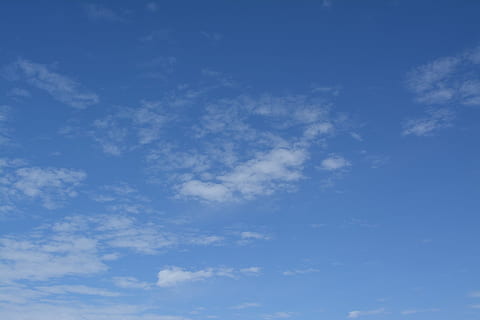 modrý, nebe, modrá obloha, mraky, bílý, abstrakty, Průhledná, den, Jasný, pozadí, atmosféra, venku, vzduch, Příroda, krása v přírodě, mrak - nebe, nízký úhel pohledu, nikdo, scenics - příroda, klid, scéna s oblaky, bílá barva, idylický, klidné scény, životní prostředí, celý rám, meteorologie, čistota, čistý, jemný, 1080P, CC0, veřejná doména, bez autorských práv