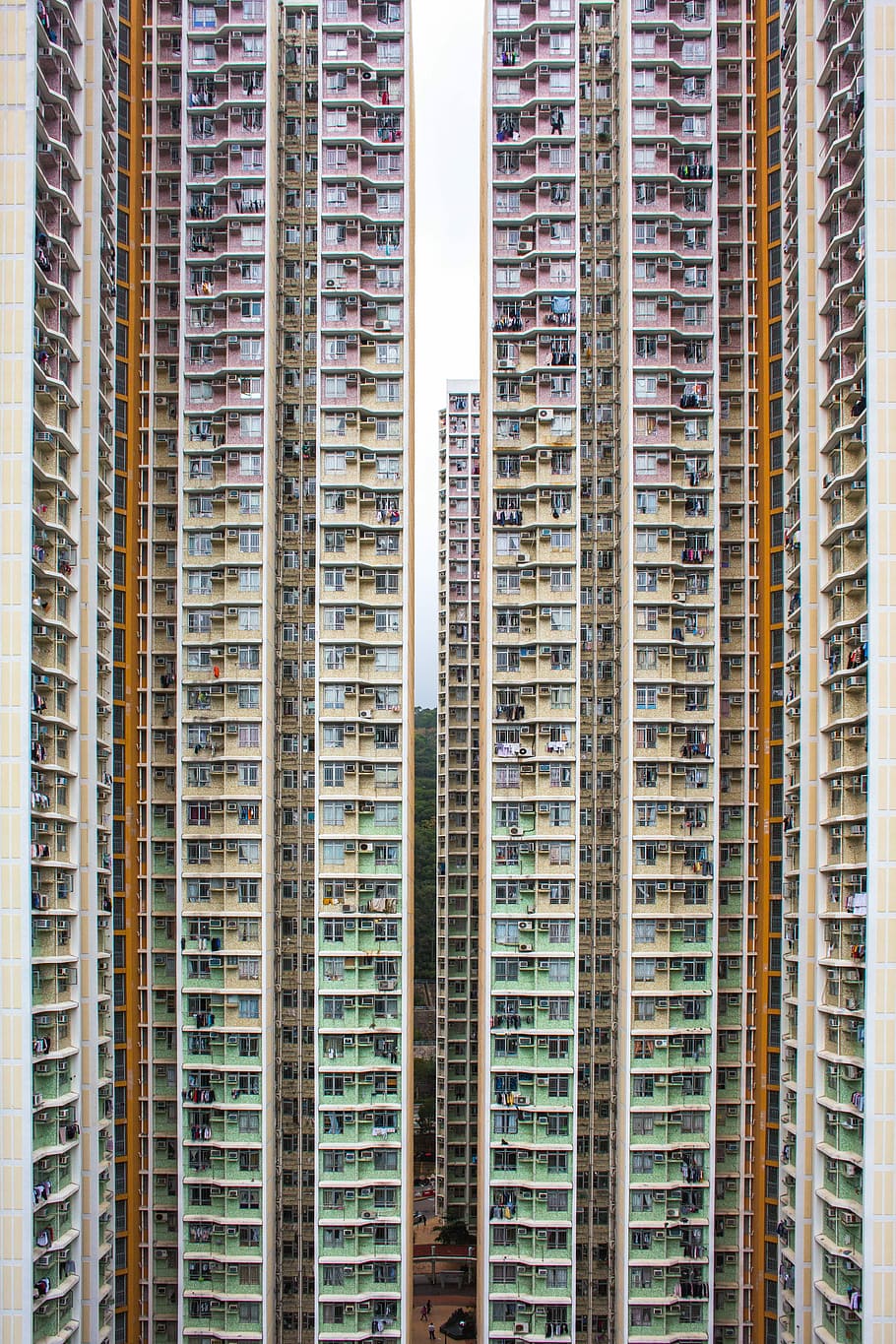 ocell, vista d'ulls, blanc, marró, concret, edifici, durant el dia, vista d'ocell, arquitectura, apartament, gratacels, estructura construïda, escena urbana, exterior de l'edifici, desenvolupament d’habitatges, barri residencial, ciutat, paisatge urbà, edifici residencial, industria de la construcció, modern, torre, Propietari de la vivenda, finestra, alta - alta, marc complet, gran grup d'objectes, fons, cap gent, en fila, publicació, llibre, abundància, prestatge, ordre, experiència, elecció, 4K