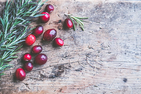 cerises rouges, Contexte, baies, Cerise, fermer, Couleur, canneberges, décoration, délicieux, flore, aliments, fruit, en bonne santé, vacances, feuilles, minimaliste, rouge, Romarin, rustique, saison, été, sucré, bois, en bois, Nourriture et boisson, alimentation saine, bien-être, fraîcheur, vue grand angle, nature morte, bois - matériau, personne, légume, table, à l'intérieur, plante, directement au-dessus, journée, la nature, groupe d'objets, 4K, CC0, domaine public, libre de droits
