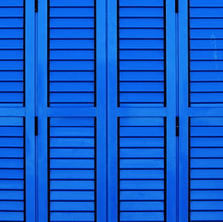 armari de fusta blau, portes de gabinet blau, persiana, portes, obturador, persiana de finestra, blau, patró, finestra, arquitectura, material de fusta, fons, exterior de l'edifici, porta, estructura construïda, funció de construcció de parets, textura, ratlles, marc complet, tancat, seguretat, cap gent, protecció, dia, primer pla, disseny, repetició, edifici, 4K, CC0, domini públic, lliure de regalies