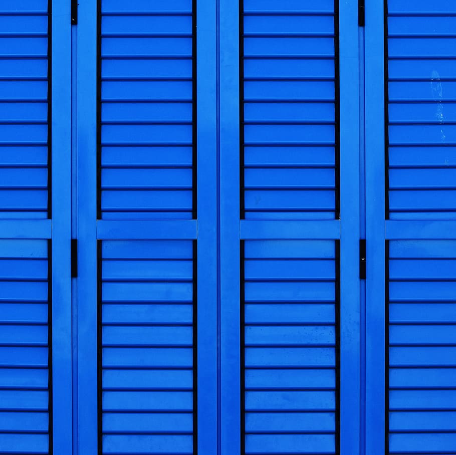 armari de fusta blau, portes de gabinet blau, persiana, portes, obturador, persiana de finestra, blau, patró, finestra, arquitectura, material de fusta, fons, exterior de l'edifici, porta, estructura construïda, funció de construcció de parets, textura, ratlles, marc complet, tancat, seguretat, cap gent, protecció, dia, primer pla, disseny, repetició, edifici, 4K