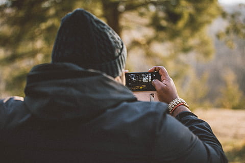 la personne, prise, photo, en utilisant, téléphone intelligent, homme, noir, sweat à capuche, en portant, caméra, homme en noir, en plein air, Hommes, appareil photo - équipement photographique, la nature, une personne, photographe, photographier, adulte, personnes, mâles, un seul homme, vue arrière, photo du visage, Activité de loisir, thèmes de la photographie, Vrais gens, La technologie, activité, modes de vie, Vêtements, capuche, Technologie sans fil, arbre, se concentrer sur le premier plan, journée, capuche - vêtements, vêtement chaud, 5K, CC0, domaine public, libre de droits
