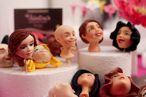 teste, Modelli, pettine, capo, viso, ritratto, cranio, Bambola, rappresentazione umana, in casa, giocattolo, somiglianza femminile, rappresentazione, infanzia, celebrazione, arte e artigianato, stanza domestica, sorridente, felicità, parte del corpo umano, avvicinamento, figurina, concentrarsi sulle conoscenze acquisite, emozione, somiglianza maschile, gruppo di oggetti, innocenza, 5K, CC0, dominio pubblico, privo di copyright