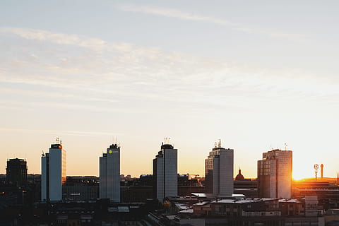 cinc, blanc, de gran alçada, edificis, gris, cel, edificis de la ciutat, durant el dia, angle baix, fotografia, edificis de gran alçada, hora daurada, edifici, horitzó urbà, paisatge urbà, posta de sol, escena urbana, ciutat, gratacels, vespre, arquitectura, districte del centre de la ciutat, estructura construïda, exterior de l'edifici, a l'aire lliure, exterior d’edifici d’oficines, paisatge, alta - alta, naturalesa, cap gent, torre, llum solar, núvol - cel, modern, barri residencial, districte financer, fletxa, 2K, CC0, domini públic, lliure de regalies