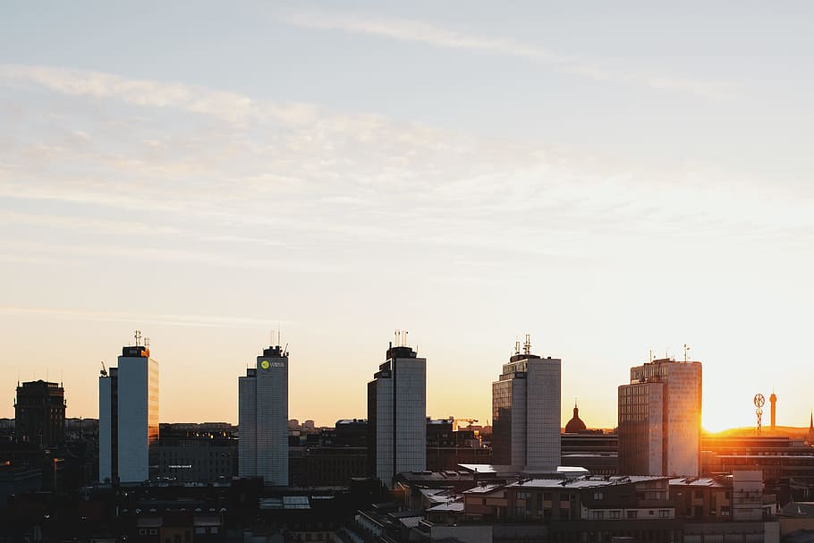 cinc, blanc, de gran alçada, edificis, gris, cel, edificis de la ciutat, durant el dia, angle baix, fotografia, edificis de gran alçada, hora daurada, edifici, horitzó urbà, paisatge urbà, posta de sol, escena urbana, ciutat, gratacels, vespre, arquitectura, districte del centre de la ciutat, estructura construïda, exterior de l'edifici, a l'aire lliure, exterior d’edifici d’oficines, paisatge, alta - alta, naturalesa, cap gent, torre, llum solar, núvol - cel, modern, barri residencial, districte financer, fletxa, 2K