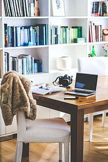 gilet polaire, chaise, de face, table, travail, espace, endroit, femmes, filles, fille, femelle, carnet, portable, intérieur, conception, caméra, La technologie, tour, Bureau, à l'intérieur, chambre domestique, livre, étagère à livres, moderne, intérieur de la maison, personne, publication, étagère, meubles, siège, lien, bois - matériau, ordinateur, la communication, Technologie sans fil, nature morte, se concentrer sur le premier plan, 5K, CC0, domaine public, libre de droits