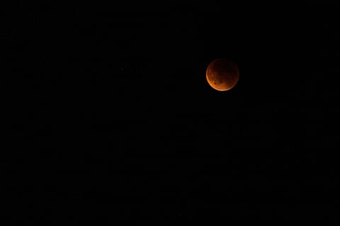 lluna a la nit, lluna, Eclipse de lluna, nit, cel, taronja, eclipsi, astronomia, ombra, misteriós, horripilant, por, espai, lluna plena, còpia espai, fenomen natural, bellesa a la natura, tranquil·litat, naturalesa, cap gent, cercle, idíl·lic, escenics - natura, forma geomètrica, forma, escena tranquil·la, cel clar, fons negre, Lluna planetària, espai i astronomia, llum de la lluna, 2K, CC0, domini públic, lliure de regalies