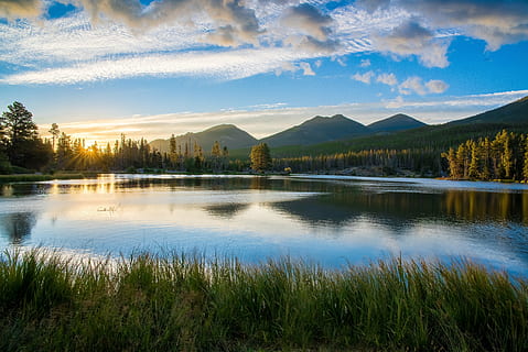 peisaj foto, copaci, lac, Munte, răsărit, reflecţie, munţi, peisaj, calm, natură, apă, liniștit, iarbă, liniştit, cer, nori, frumusete naturala, scenă, orizont, nor - cer, în aer liber, scenics, frumusețe în natură, plantă, scenice - natura, o scenă liniștită, liniște, copac, nici o persoana, de munte, idilic, scenă non-urbană, zi, creştere, 5K, CC0, domeniu public, fără drepturi de autor