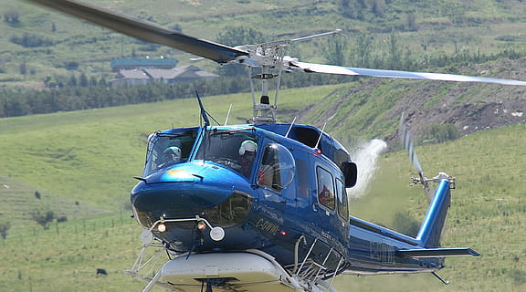 helikopter, chopper, flyvningen, flyvende, himmel, luftfart, flyve, rotor, klinge, antenne, redde, roterende, bevægelse, rotere, spin-, rotation, copter, cirkulation, pilot, luftfartøj, transportmidler, transportform, fly, militær, dag, luftfartsindustrien, hær, natur, propel, jord, militær træning, cockpit, luftvåben, bevæbnede styrker, mennesker, regering, 2K, CC0, offentligt domæne, royaltyfrie