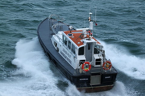 Pilot, Kreuzfahrt, Stiefel, Wasser, England, Meer, dover, Küstenweg, Großbritannien, weiße Klippen, Strand, boje, Brighton Pier, Küste, Klippen, Weg, Spur, Hafen, Tor, Bewegung, Wasserfahrzeug, Transport, Transportmittel, Welle, High Angle View, Natur, Versand, unterwegs, keine Leute, Sicherheit, plantschen, Tag, Geschwindigkeit, Militär-, draußen, Unfälle und Katastrophen, Marine, 2K, CC0, gemeinfrei, lizenzfrei