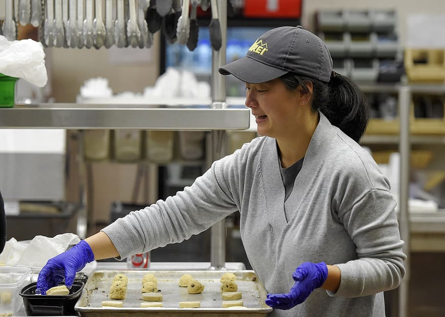 cookies, Pipetes de xocolata, fabricació, cocció, fresc, pastisseria, cuina, safata, full de galetes, massa, festa, preparació, casolà, enfornar, forn, temporada, persones reals, una persona, ocupació, treball, centrar-se en primer pla, celebració, dones, a l'interior, protecció, negocis, roba de treball protectora, cintura cap amunt, adult, vista lateral, tapa, mirant, adult jove, dones joves, indústria, vista del perfil, 2K