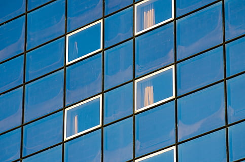 architectuur, achtergrond, blauw, gebouw, bedrijf, stad, constructie ontwerp, ramen, glas, modern, kantoor, patroon, wolkenkrabber, structuur, toren, stedelijk, muur, venster, volledig kader, buitenkant van het gebouw, ingebouwde structuur, achtergronden, glas - materiaal, vorm, geen mensen, ontwerp, kantoorgebouw buitenkant, in een rij, geometrische vorm, lage hoekweergave, dag, 1080P, CC0, publiek domein, royaltyvrij