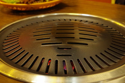 grill, fyrfadet, bord, spisestue, tæt på, ingen mennesker, indendørs, metal, mønster, stilleben, selektiv fokusering, teknologi, maskineri, udstyr, høj vinkel visning, enkelt objekt, nummer, fokus på forgrunden, varme - temperatur, cirkel, form, køkkenredskaber, tekst, geometrisk form, 4K, CC0, offentligt domæne, royaltyfrie