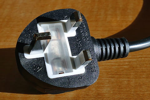 fotografie aproape, stecher, electric, dop, putere, energie, cablu, electricitate, livra, conexiune, priză, tehnologie, sârmă, cordon, Voltaj, linia, fire electrice, încărca, mediu inconjurator, plastic, ecologie, actual, 3 pini, condensat, siguranță, bolț, a lua legatura, scos din priză, Aparate, volți, amper, amperaj, Acasă, casă, adaptor, conector, circuit, consum, a închide, metal, în interior, natură moartă, masa, nici o persoana, apă, echipament, să se concentreze asupra primelor elemente, combustibil și generarea de energie electrică, argintiu colorat, vedere în unghi mare, un singur obiect, lemn - material, culoare neagră, sportiv, curat, 5K, CC0, domeniu public, fără drepturi de autor