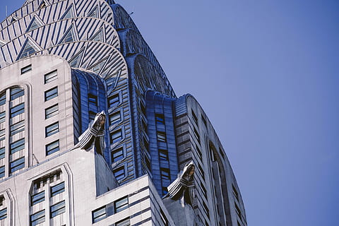 gris, hormigón, edificio, tiempo de día, claro, azul, cielo, rascacielos, arquitectura, ventana, torre, detalle, arquitectónico, edificio Chrysler, Nueva York, gárgola, punto de referencia, fachada, exterior, grande, exterior del edificio, estructura construida, vista de ángulo bajo, ciudad, edificio de oficinas exterior, moderno, cielo limpio, nadie, oficina, día, naturaleza, material de vidrio, al aire libre, negocio, Distrito financiero, 4K, CC0, dominio público, libre de derechos