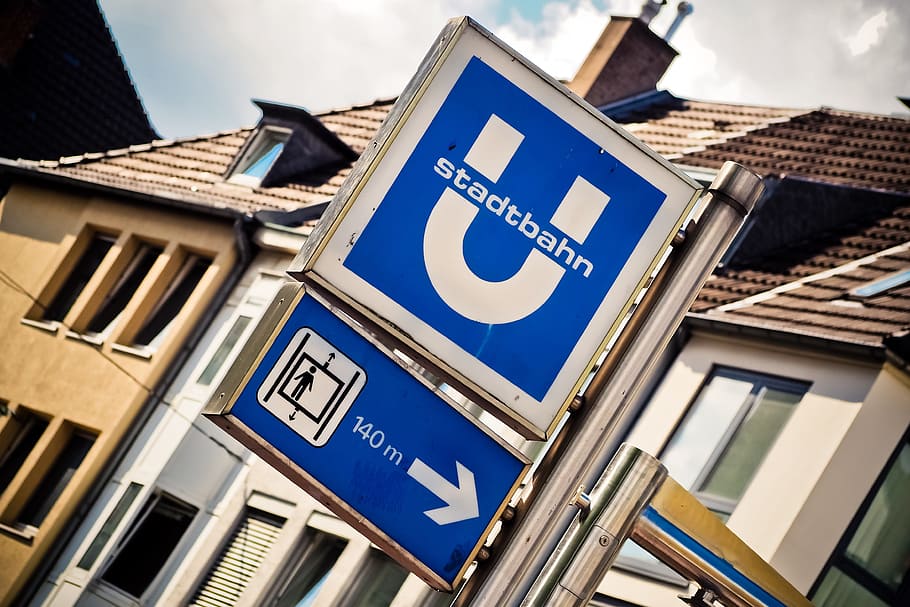 escut, metro, passatgers, parada, tren, estació de tren, subterrani, mitjans de transport públics, ciutat, nota, logotip, transport de passatgers, cartellera, transport, estació, düsseldorf, urbà, estació de metro, trànsit ferroviari, arquitectura, comunicació, signe, vista d’angle baix, estructura construïda, exterior de l'edifici, text, cap gent, blau, edifici, símbol, cel, a l'aire lliure, inclinació, finestra, dia, senyal de trànsit, símbol de fletxa, carta, 4K