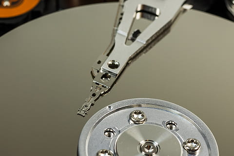 unitat de disc dur, disc dur, hdd, maquinari, ordinador, disc, macro, botiga de dades, tecnologia, llegir caps, funcionament interior, component, xip, això, caps magnètics, sata, pissarra, digital, processament de dades, placa base, caps d’impressió, emmagatzematge de dades magnètiques, dades, tallar, llapis, edp, detall, xip de memòria, primer pla, cap gent, metall, música, cultura i entreteniment artístic, a l'interior, equipament musical, color plata, tir de l'estudi, instrument musical, brillant, sol objecte, guitarra, gris, Llei, còpia espai, plata - metall, acer, guitarra elèctrica, aliatge, 1080P, CC0, domini públic, lliure de regalies