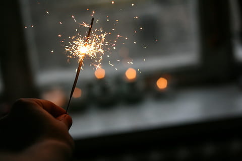 persona, detenzione, illuminato, sparkler, luminosa, avvicinamento, buio, luce, sparklers, scintille, una persona, fuochi d'artificio - Oggetto creato dall'uomo, mano umana, celebrazione, parte del corpo umano, notte, ardente, Fuochi artificiali, persone, mano, fuoco d'artificio, movimento, cultura artistica e intrattenimento, raggiante, evento, concentrarsi sulle conoscenze acquisite, parte del corpo, che esplode, all'aperto, dito, 4K, CC0, dominio pubblico, privo di copyright