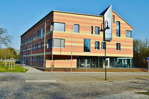 die Architektur, Rathaus, neues Gebäude, Gebäude, Fassade, Los Brandenburg, gebaute Struktur, Gebäudehülle, Stadt, Himmel, keine Leute, klarer Himmel, modern, Industrie, Fenster, Eingang, Natur, Schule, Wohngegend, Haus, Bildung, Straße, Schulhof, Wohnsiedlung, 5K, CC0, gemeinfrei, lizenzfrei