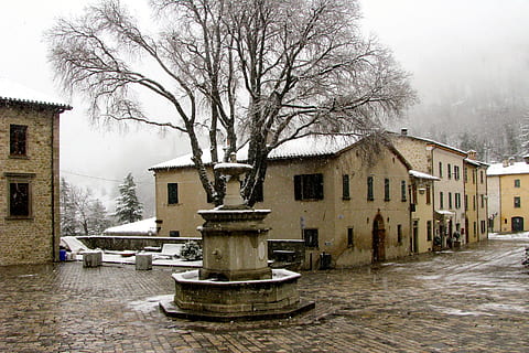 หมู่บ้าน, เกล็ดหิมะ, ซานลีโอ, Romagna, ริมินี, ฤดูหนาว, หิมะ, หมอก, Borgo, ปริมาณหิมะ, ภายนอกอาคาร, สถาปัตยกรรม, ต้นไม้เปล่า, โครงสร้างที่สร้างขึ้น, บ้าน, ต้นไม้, อาคาร, ธรรมชาติ, วัน, ย่านที่อยู่อาศัย, ปลูก, ไม่มีคน, อุณหภูมิเย็น, ท้องฟ้า, กลางแจ้ง, เมือง, การขนส่ง, 2K, CC0, โดเมนสาธารณะ, ค่าลิขสิทธิ์ฟรี