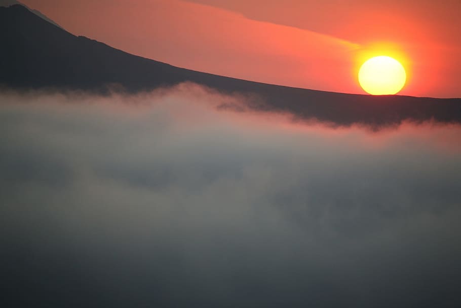 volcà, posta de sol, tarda, muntanyes, Kamchatka, península, paisatge, naturalesa, viatge, boira, turisme, núvols, els últims rajos, cel taronja, estiu, altiplà de muntanya, espai obert, pendents, cel, bellesa a la natura, núvol - cel, tranquil·litat, escenics - natura, escena tranquil·la, sol, idíl·lic, cap gent, majestuós, color taronja, muntanya, cloudscape, a l'aire lliure, por, cel dramàtic, llum solar, silueta, 1080P