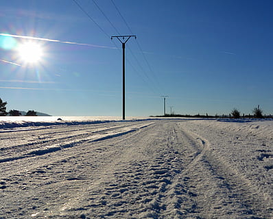 sne, ørken, sol, stråler, vej, spor, sne ørken, landskab, kold, natur, vinter, vinterlige, vinter magi, Frosset, hvid, vintertid, frost, snedækket, baglygte, kold temperatur, miljø, elektricitet, teknologi, kabel, scenics - natur, himmel, forbindelse, ro, el-pylon, Mark, skønhed i naturen, sollys, ingen mennesker, linseflare, Strømforsyning, udendørs, telefonlinje, lyse, 2K, CC0, offentligt domæne, royaltyfrie