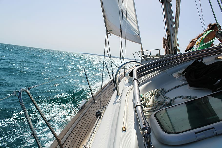 hvid, motorbåd, vippes, vand, dagtimerne, yacht, lænede, legeme, hav, ocean, bølge, båd, transportform, nautiske fartøj, transportmidler, sejlads, sejlbåd, rejse, båd dæk, luksus, skib, horisont over vand, dæk, natur, himmel, horisont, ferie, ferier, udendørs, sejlsport, vind, hjul, 5K