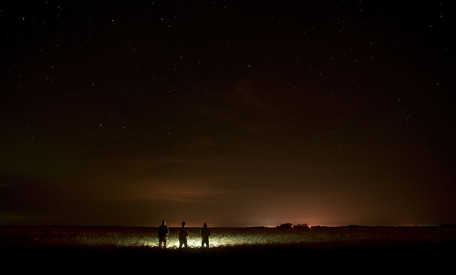persone, luci, notte, spazio, avventura, buio, campo, Aurora boreale, stelle, cielo, stella - spazio, scenics - natura, bellezza nella natura, la tranquillità, astronomia, natura, ambiente, paesaggio, scena tranquilla, terra, silhouette, galassia, stella, campo stellare, colore arancione, all'aperto, 5K