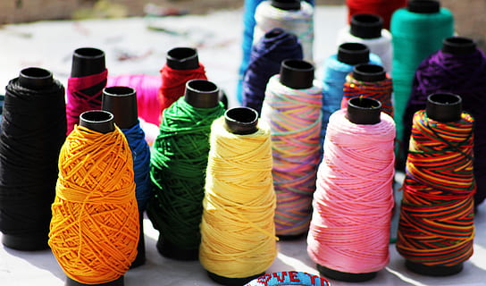 garens op tafel, threads, het naaien, kleding, draad, textiel, kleermaker, ambacht, naaien, kleding stof, multi gekleurd, variatie, keuze, in een rij, grote groep objecten, geen mensen, kunst en ambacht, creativiteit, focus op de voorgrond, zij aan zij, arrangement, detailopname, stilleven, dag, binnenshuis, groep objecten, spoel, 5K, CC0, publiek domein, royaltyvrij