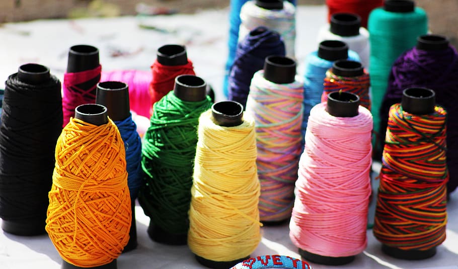 garens op tafel, threads, het naaien, kleding, draad, textiel, kleermaker, ambacht, naaien, kleding stof, multi gekleurd, variatie, keuze, in een rij, grote groep objecten, geen mensen, kunst en ambacht, creativiteit, focus op de voorgrond, zij aan zij, arrangement, detailopname, stilleven, dag, binnenshuis, groep objecten, spoel, 5K