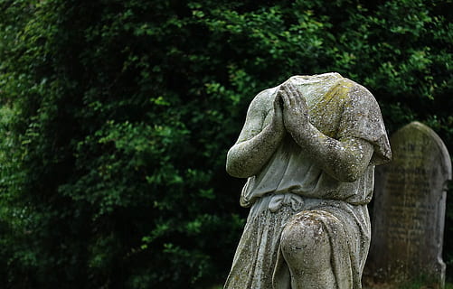 grå, beton, dagtimerne, statue, hovedløs, mindesmærke, blind, døv, faret vild, skade, vandal, vandalisme, gået i stykker, kirkegård, grav, bøn, død, gravsten, gotisk, skulptur, udendørs, ingen mennesker, dag, træ, Kunst og håndværk, menneskelig repræsentation, repræsentation, kreativitet, håndværk, plante, mandlig lighed, natur, fokus på forgrunden, religion, sorg, stenmateriale, Engel, 5K, CC0, offentligt domæne, royaltyfrie