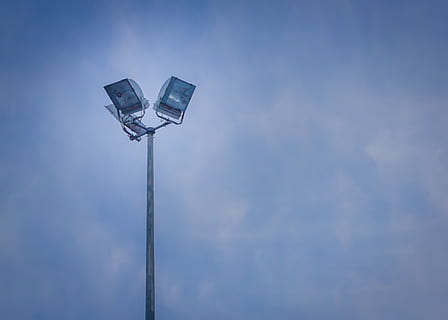 Scheinwerfer, Blau, Himmel, niedrig, Winkel, Fotografie, Straße, Licht, Wolken, Beleuchtung, Laternenmast, Flachwinkelansicht, keine Leute, beleuchtet, draußen, Tag, Lichtanlage, Strassenlicht, wolke - himmel, Pole, Natur, große Höhe, kopieren sie platz, elektrisches Licht, Metall, Elektrizität, elektrische Lampe, 2K, CC0, gemeinfrei, lizenzfrei