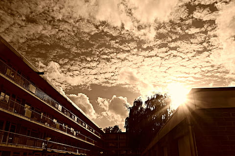 puesta de sol, oscuridad, cielo, cielo de la tarde, cielo de nubes, verano, luz del sol, rayos de sol, nube - cielo, arquitectura, exterior del edificio, estructura construida, naturaleza, ciudad, nadie, vista de ángulo bajo, edificio, al aire libre, Dom, día, Distrito residencial, paisaje de nubes, rayo de sol, destello de lente, brillante, apartamento, 4K, CC0, dominio público, libre de derechos