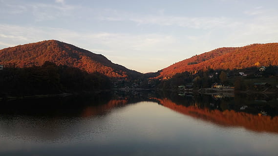 arancia, acqua, tre, riflessione, scenics - natura, lago, cielo, la tranquillità, montagna, bellezza nella natura, lungomare, natura, scena tranquilla, nessuno, simmetria, nuvola - cielo, catena montuosa, ambiente, idilliaco, acqua stagnante, scena non urbana, lago di riflessione, 4K, CC0, dominio pubblico, privo di copyright