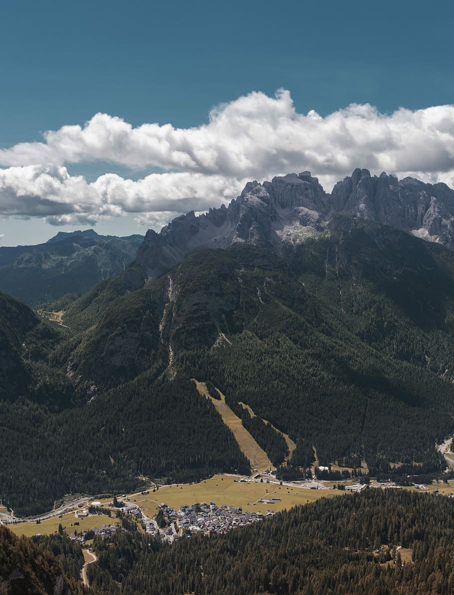 munţi, copaci, timpul zilei, verde, Munte, sat, copac, nor, cer albastru, pădure, vale, luncă, natură, peisaj, Italia, soare, tare, nor - cer, scenice - natura, cer, frumusețe în natură, o scenă liniștită, mediu inconjurator, liniște, de munte, zi, nici o persoana, scenă non-urbană, plantă, idilic, în aer liber, teren, drum, vedere în unghi mare, 5K